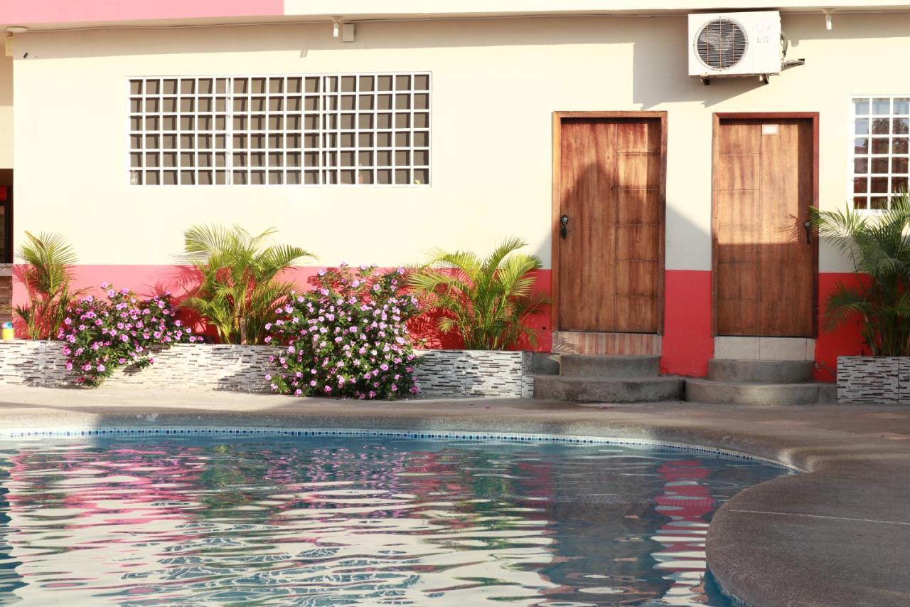 Hotel Pikeiro Blue Manta Bagian luar foto