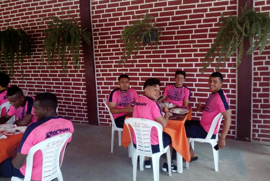 Hotel Pikeiro Blue Manta Bagian luar foto